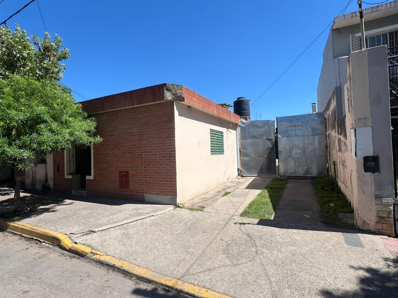 OPORTUNIDAD - CASA EN VENTA 2 DORMITORIOS - BARRIO RESIDENCIAL SANTA ANA