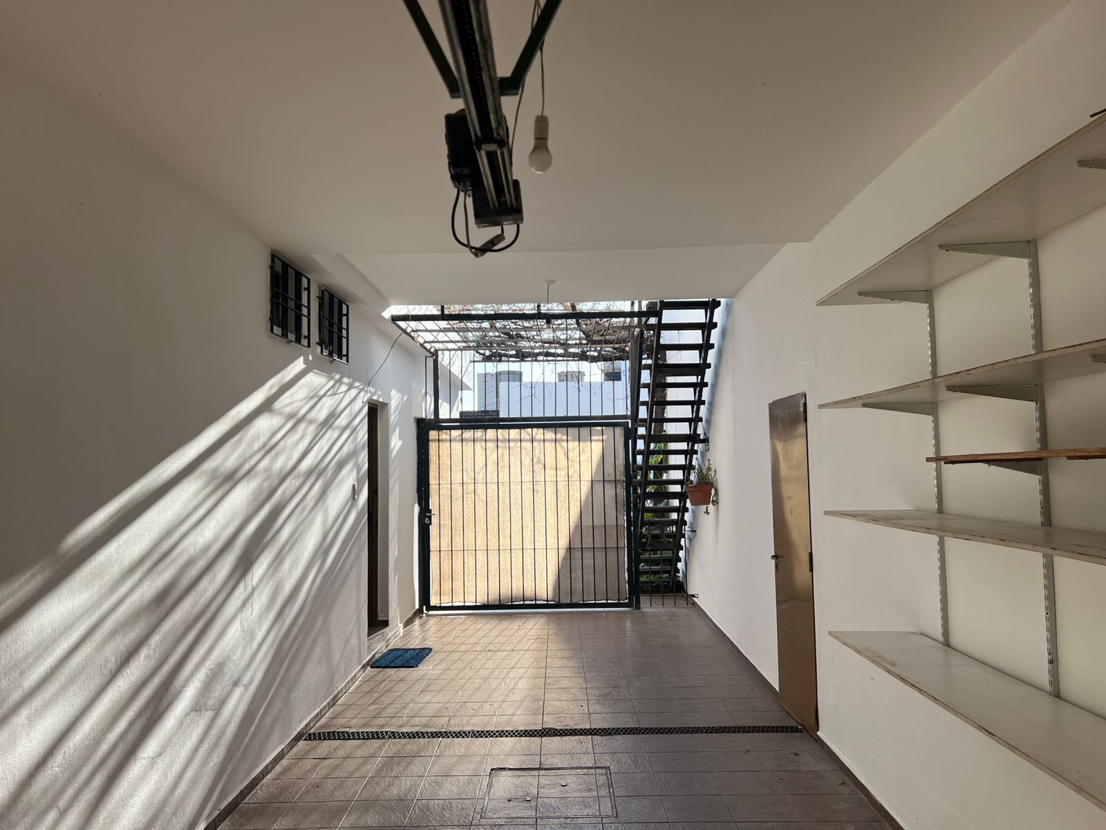 CASA EN VENTA BARRIO ALTO ALBERDI CON COCHERA- APTA CREDITO -  AMPLIA Y LUMINOSA-