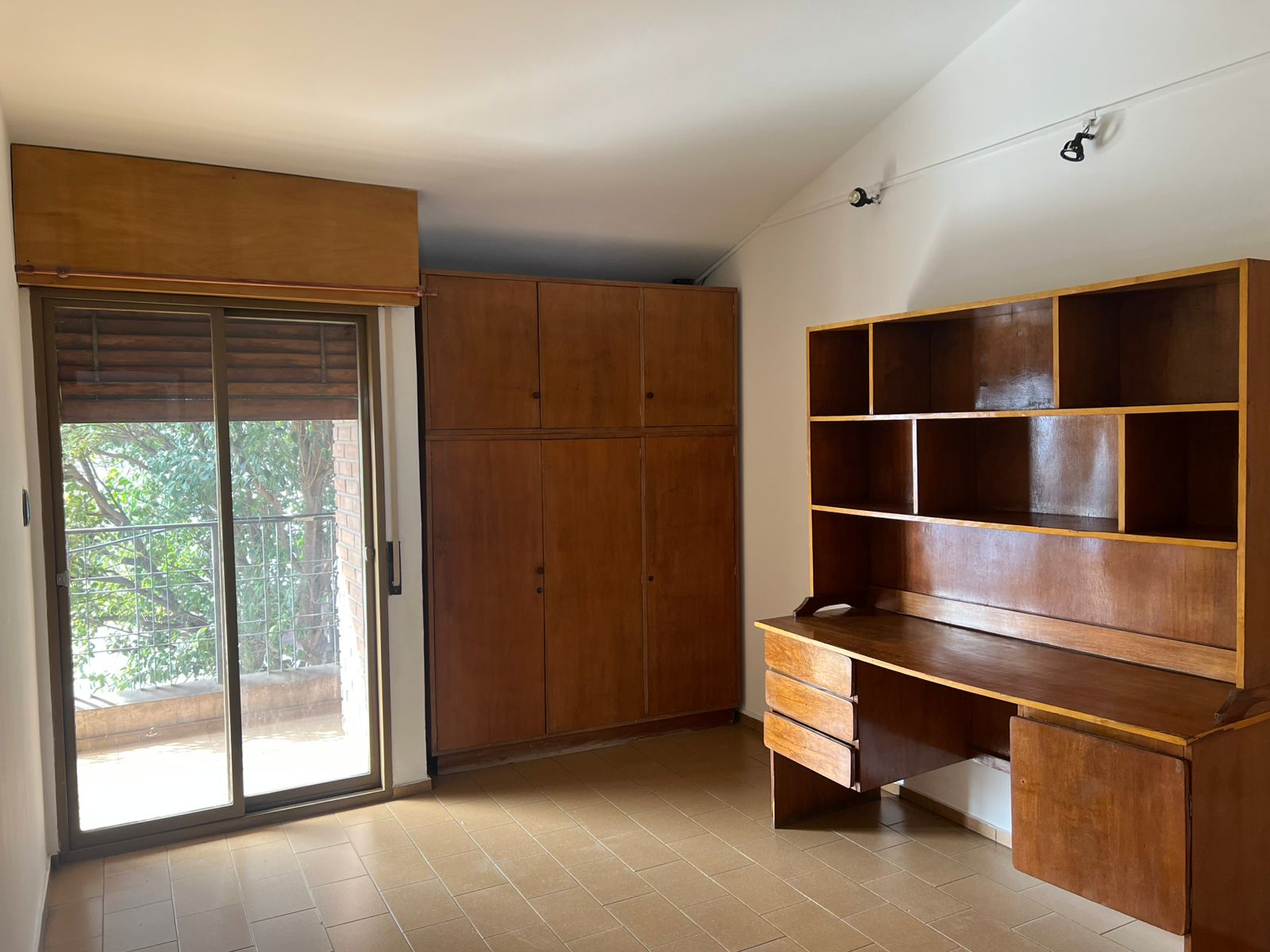 CASA EN VENTA BARRIO ALTO ALBERDI CON COCHERA- APTA CREDITO -  AMPLIA Y LUMINOSA-