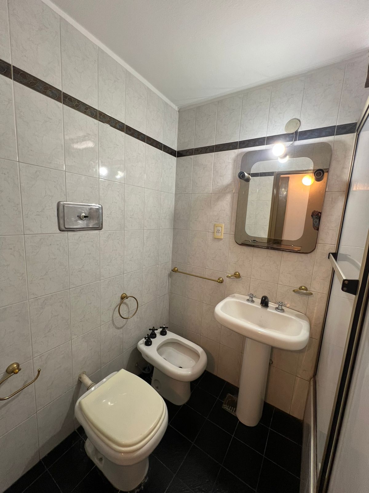 CASA EN VENTA BARRIO ALTO ALBERDI CON COCHERA- APTA CREDITO -  AMPLIA Y LUMINOSA-