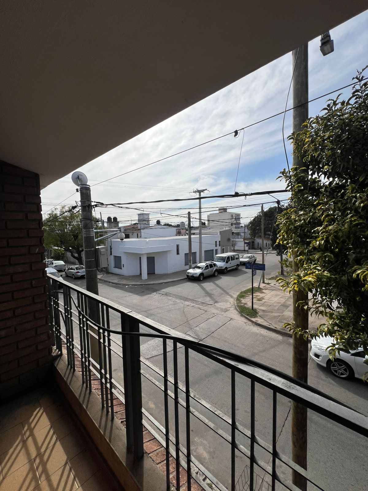 CASA EN VENTA BARRIO ALTO ALBERDI CON COCHERA- APTA CREDITO -  AMPLIA Y LUMINOSA-