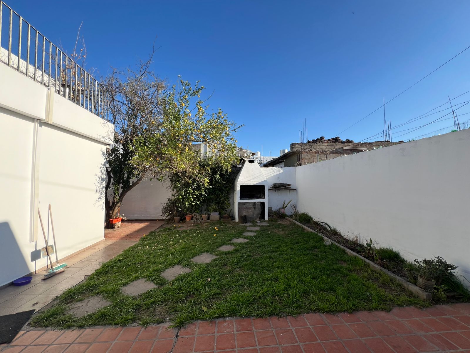 CASA EN VENTA BARRIO ALTO ALBERDI CON COCHERA- APTA CREDITO -  AMPLIA Y LUMINOSA-