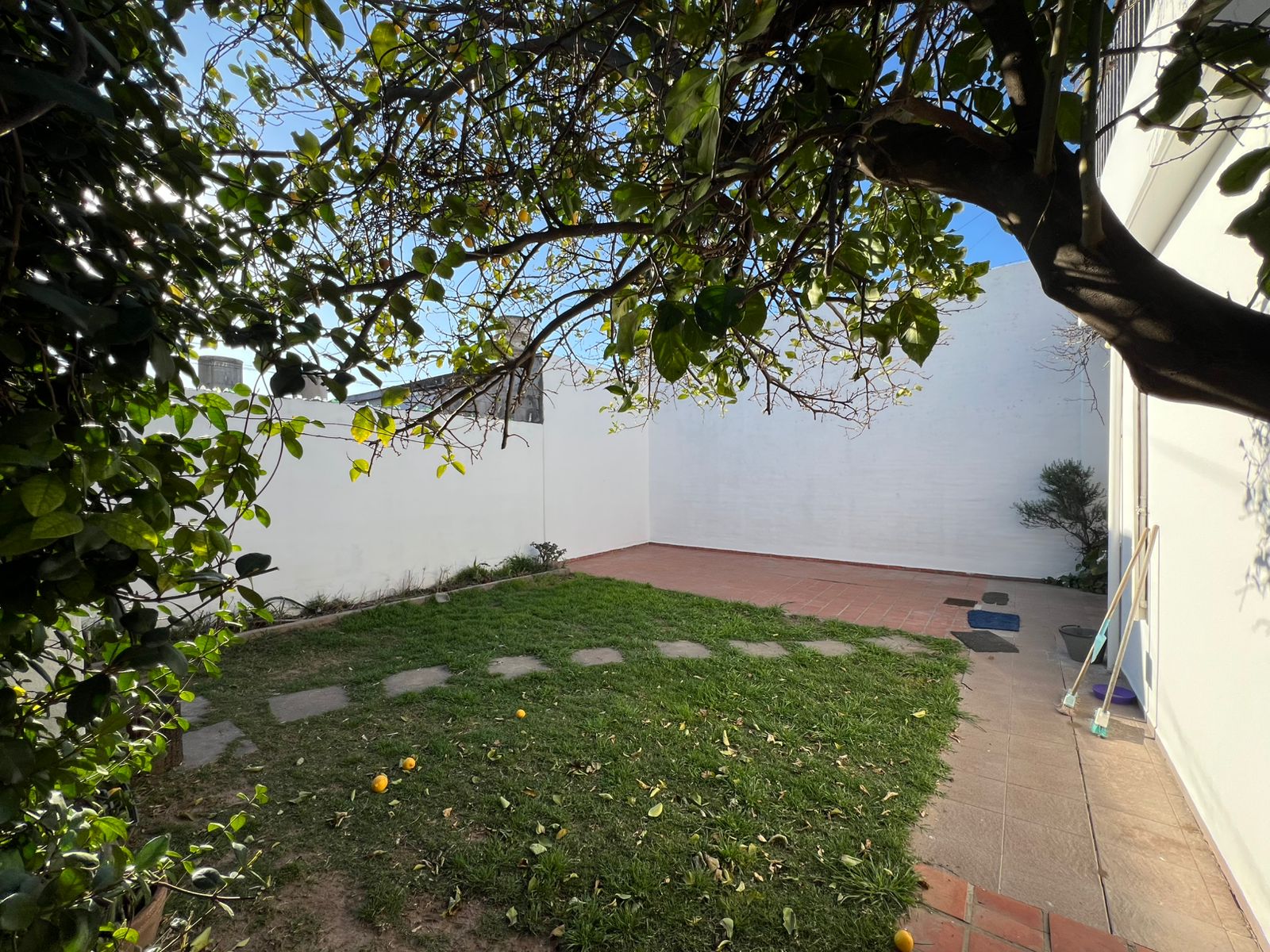 CASA EN VENTA BARRIO ALTO ALBERDI CON COCHERA- APTA CREDITO -  AMPLIA Y LUMINOSA-