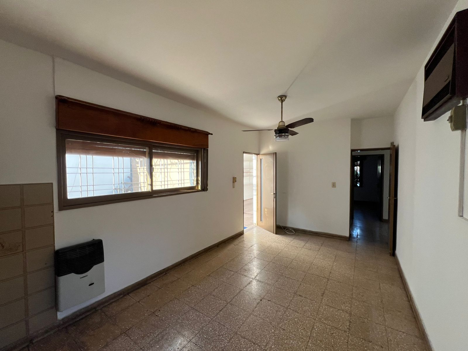 CASA EN VENTA BARRIO ALTO ALBERDI CON COCHERA- APTA CREDITO -  AMPLIA Y LUMINOSA-