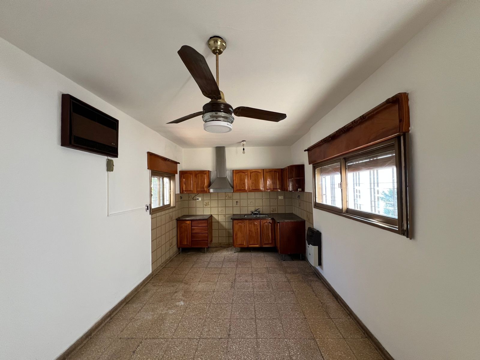 CASA EN VENTA BARRIO ALTO ALBERDI CON COCHERA- APTA CREDITO -  AMPLIA Y LUMINOSA-