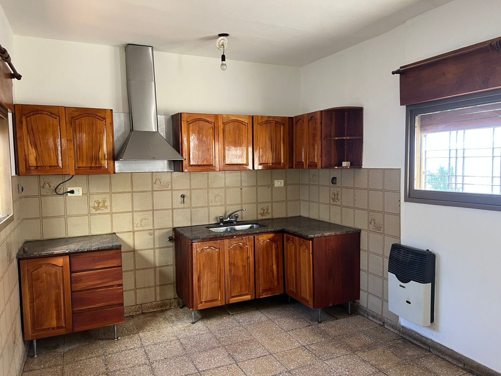 CASA EN VENTA BARRIO ALTO ALBERDI CON COCHERA- APTA CREDITO -  AMPLIA Y LUMINOSA-