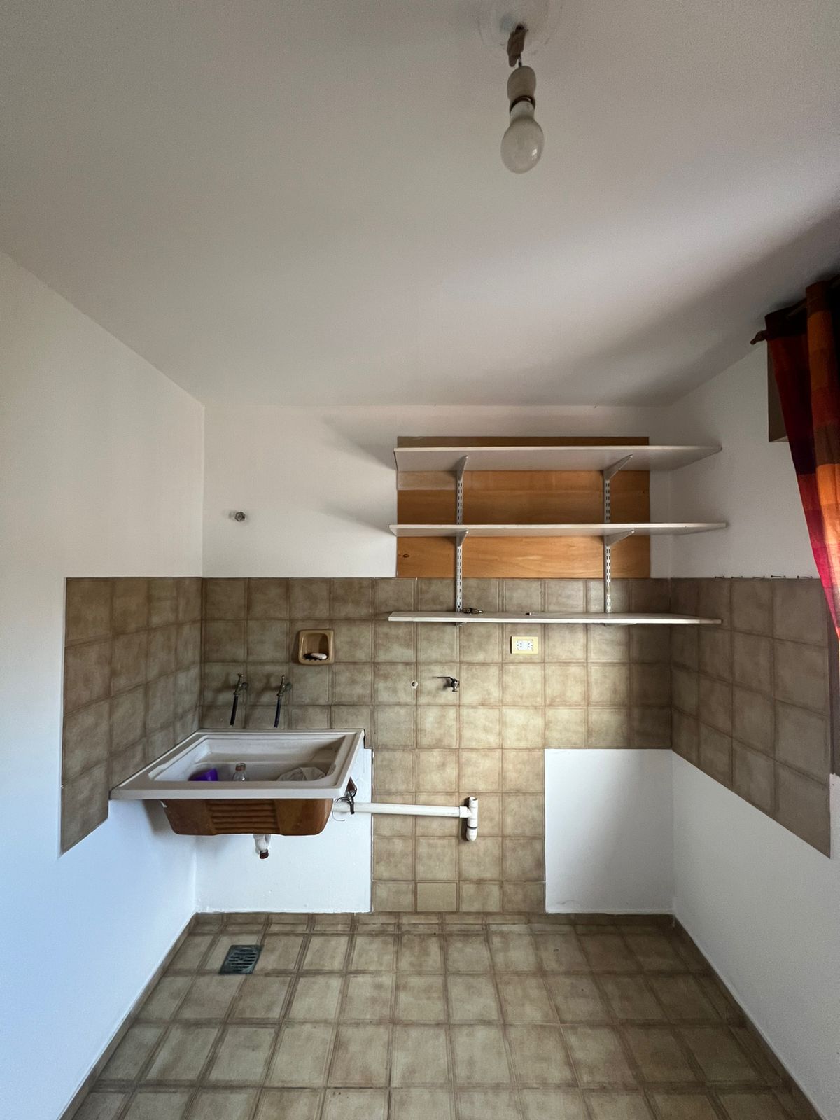 CASA EN VENTA BARRIO ALTO ALBERDI CON COCHERA- APTA CREDITO -  AMPLIA Y LUMINOSA-