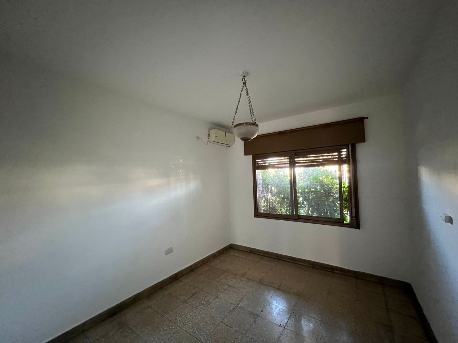CASA EN VENTA BARRIO ALTO ALBERDI CON COCHERA- APTA CREDITO -  AMPLIA Y LUMINOSA-