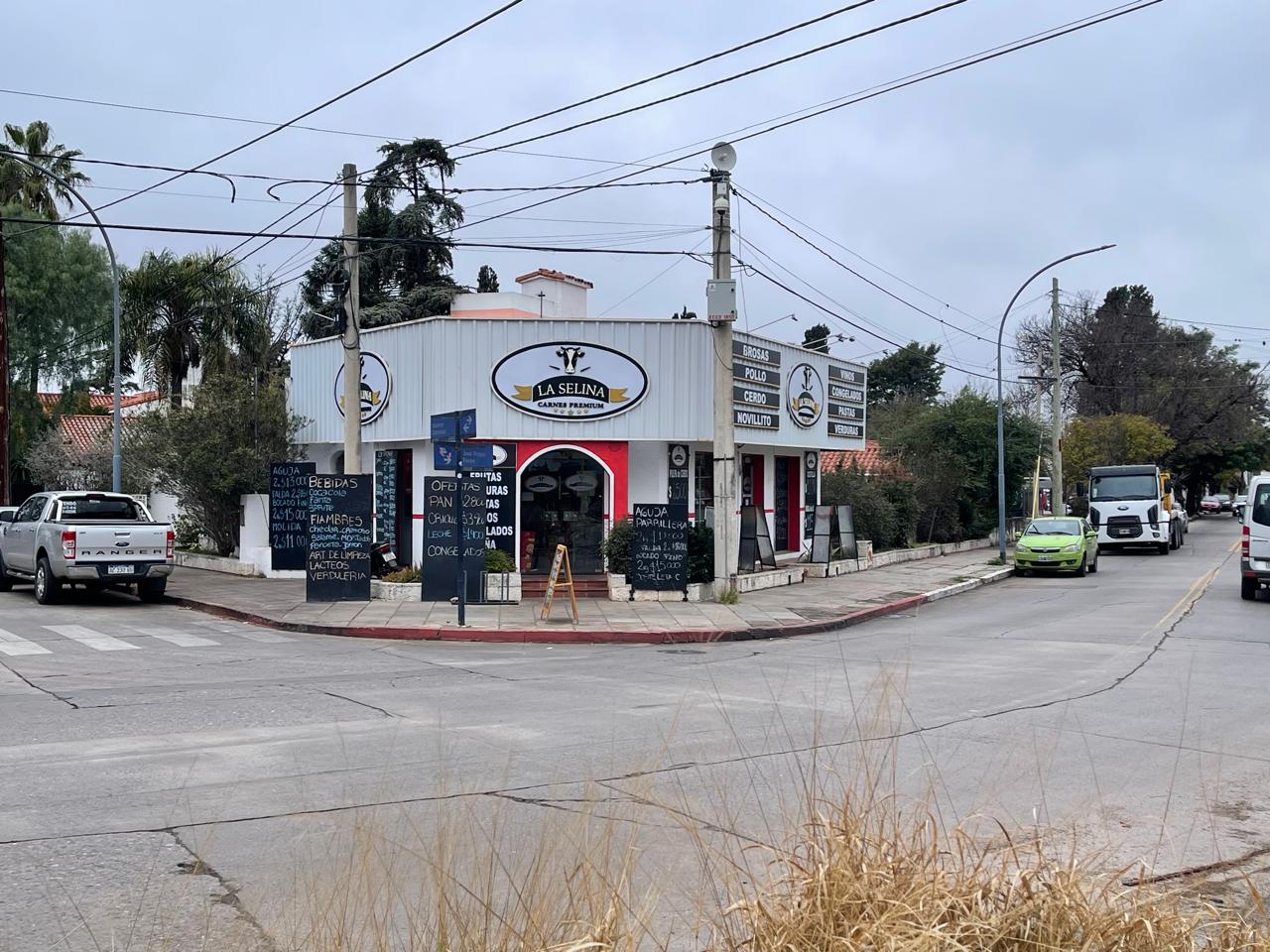 CASA Y LOCAL COMERCIAL EN VENTA  - CERRO DE LAS ROSAS -  3 D - PARQUE Y PILETA