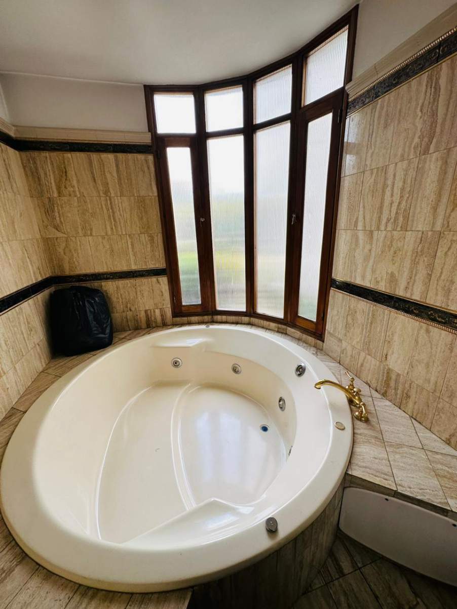 CASA Y LOCAL COMERCIAL EN VENTA  - CERRO DE LAS ROSAS -  3 D - PARQUE Y PILETA