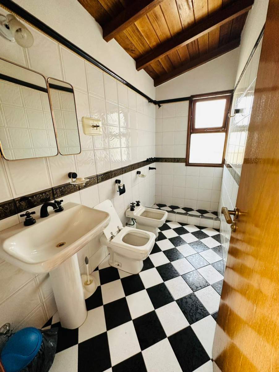 CASA Y LOCAL COMERCIAL EN VENTA  - CERRO DE LAS ROSAS -  3 D - PARQUE Y PILETA