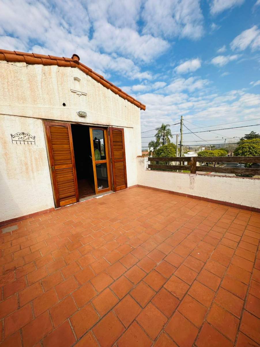 CASA Y LOCAL COMERCIAL EN VENTA  - CERRO DE LAS ROSAS -  3 D - PARQUE Y PILETA