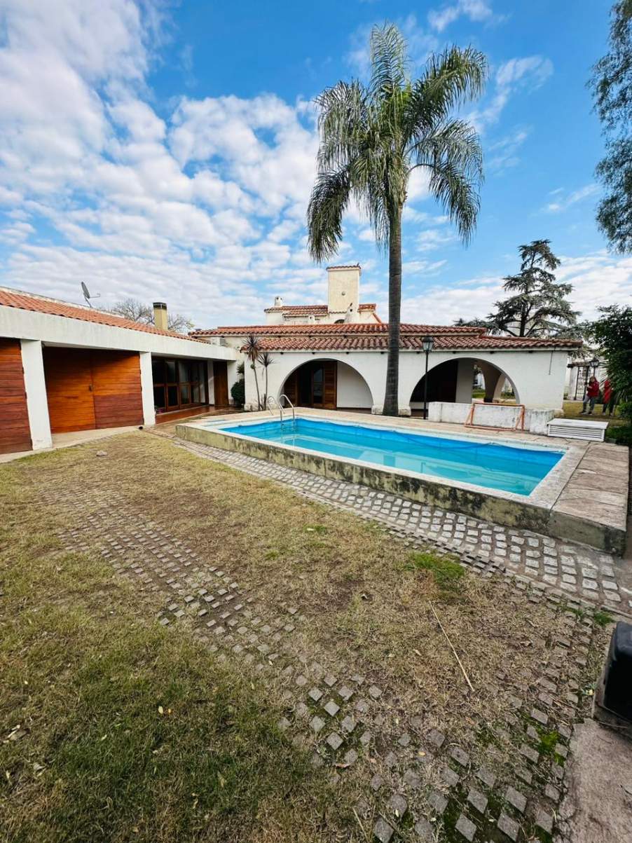 CASA Y LOCAL COMERCIAL EN VENTA  - CERRO DE LAS ROSAS -  3 D - PARQUE Y PILETA
