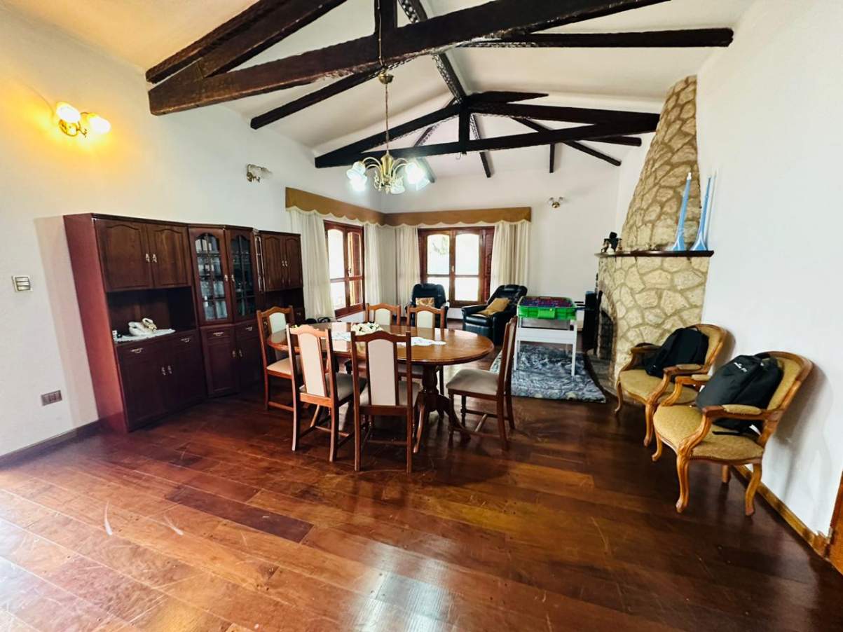 CASA Y LOCAL COMERCIAL EN VENTA  - CERRO DE LAS ROSAS -  3 D - PARQUE Y PILETA