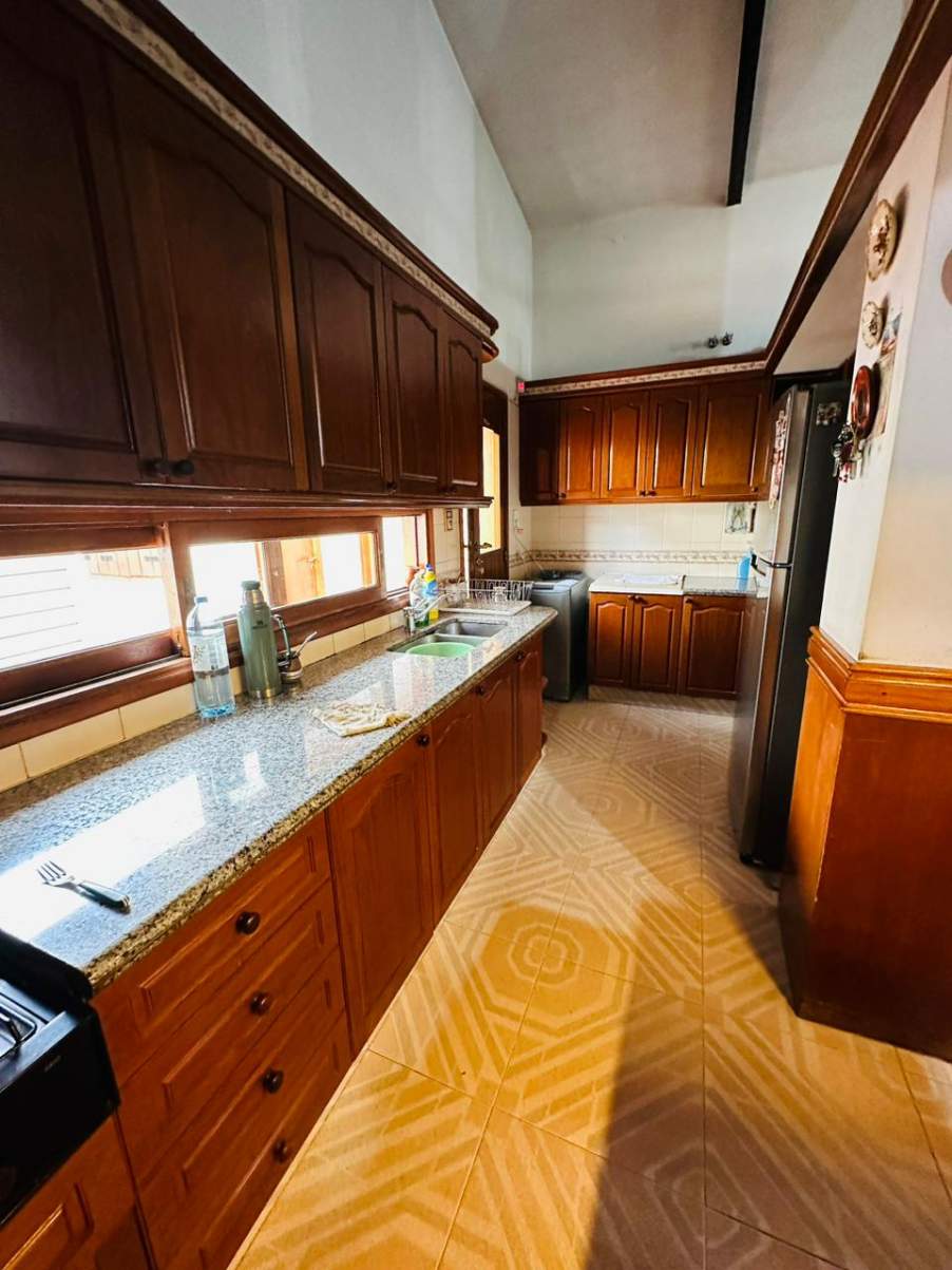 CASA Y LOCAL COMERCIAL EN VENTA  - CERRO DE LAS ROSAS -  3 D - PARQUE Y PILETA