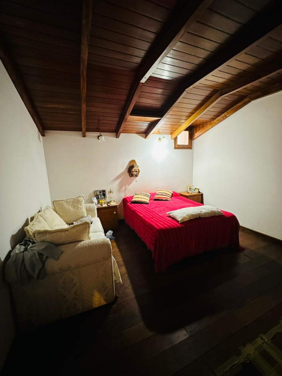 CASA Y LOCAL COMERCIAL EN VENTA  - CERRO DE LAS ROSAS -  3 D - PARQUE Y PILETA