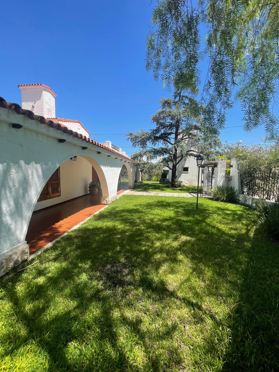 CASA EN ALQUILER - CERRO DE LAS ROSAS - 3 D EN PLANTA BAJA - PARQUE -QUINCHO Y PILETA