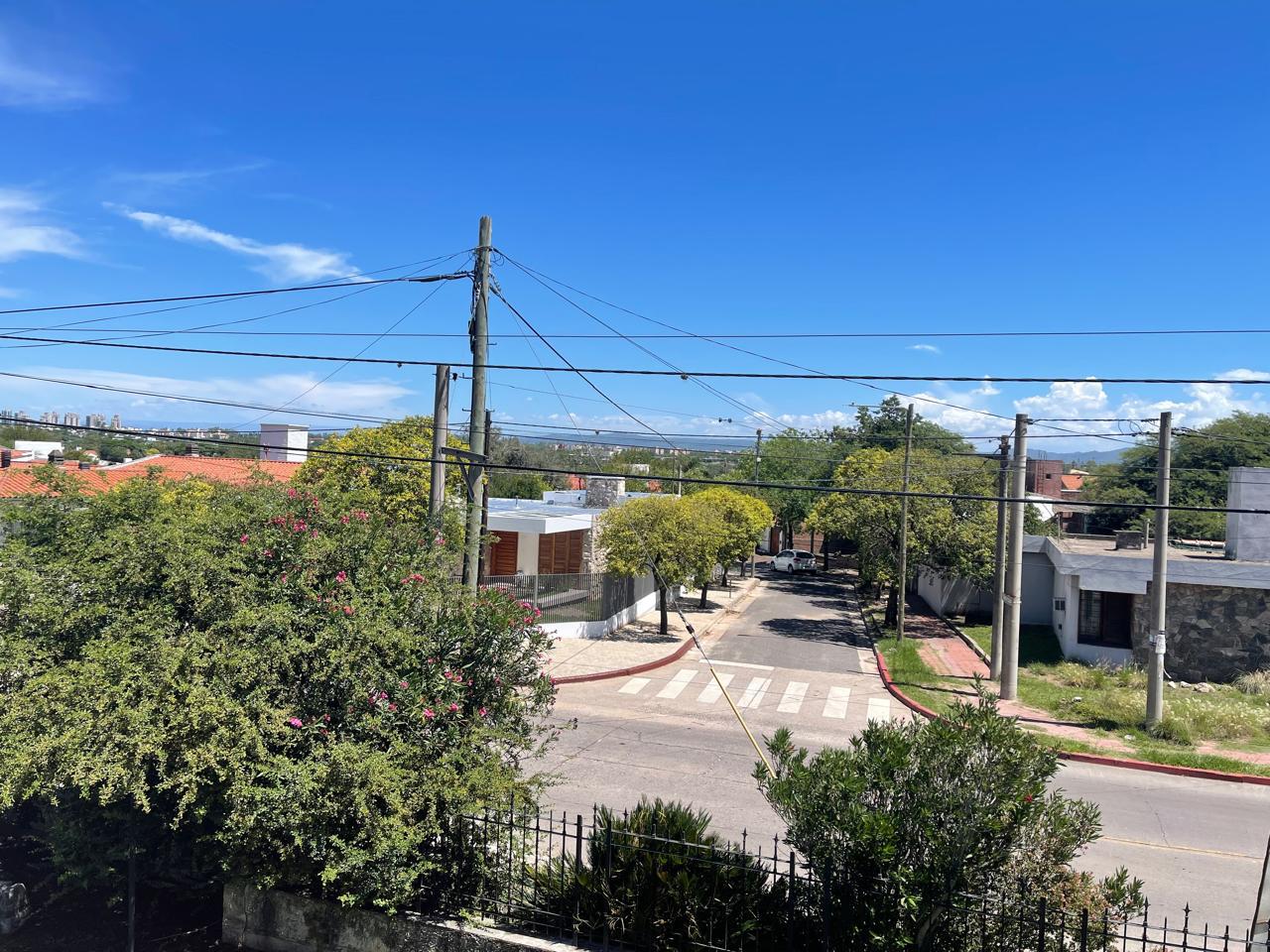 CASA EN ALQUILER - CERRO DE LAS ROSAS - 3 D EN PLANTA BAJA - PARQUE -QUINCHO Y PILETA