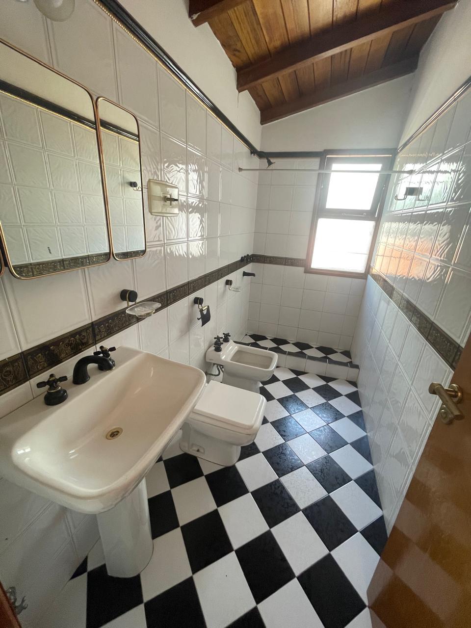 CASA EN ALQUILER - CERRO DE LAS ROSAS - 3 D EN PLANTA BAJA - PARQUE -QUINCHO Y PILETA