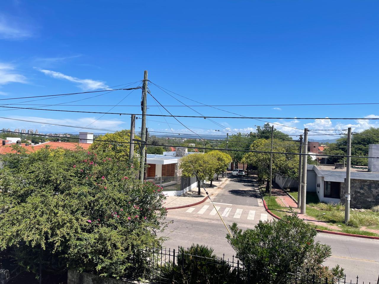 CASA EN ALQUILER - CERRO DE LAS ROSAS - 3 D EN PLANTA BAJA - PARQUE -QUINCHO Y PILETA