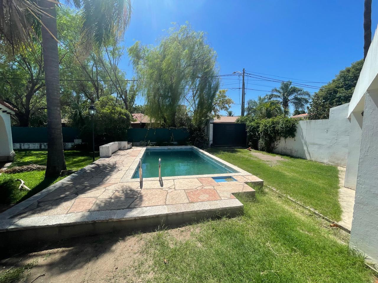 CASA EN ALQUILER - CERRO DE LAS ROSAS - 3 D EN PLANTA BAJA - PARQUE -QUINCHO Y PILETA