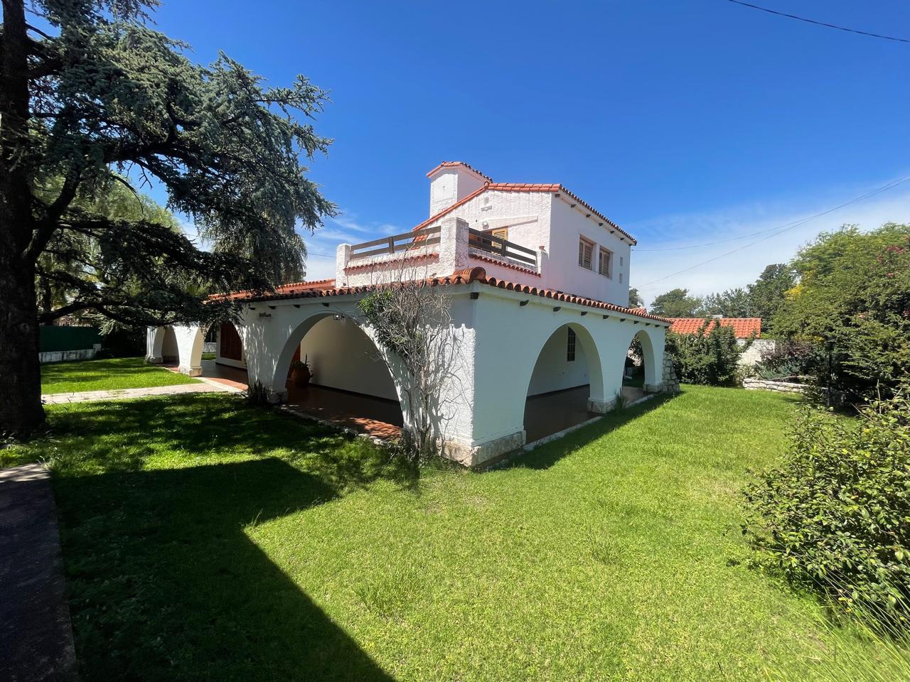CASA EN ALQUILER - CERRO DE LAS ROSAS - 3 D EN PLANTA BAJA - PARQUE -QUINCHO Y PILETA