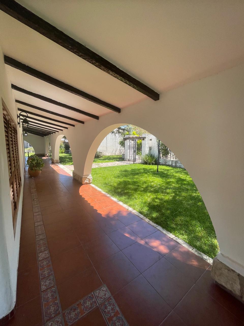 CASA EN ALQUILER - CERRO DE LAS ROSAS - 3 D EN PLANTA BAJA - PARQUE -QUINCHO Y PILETA