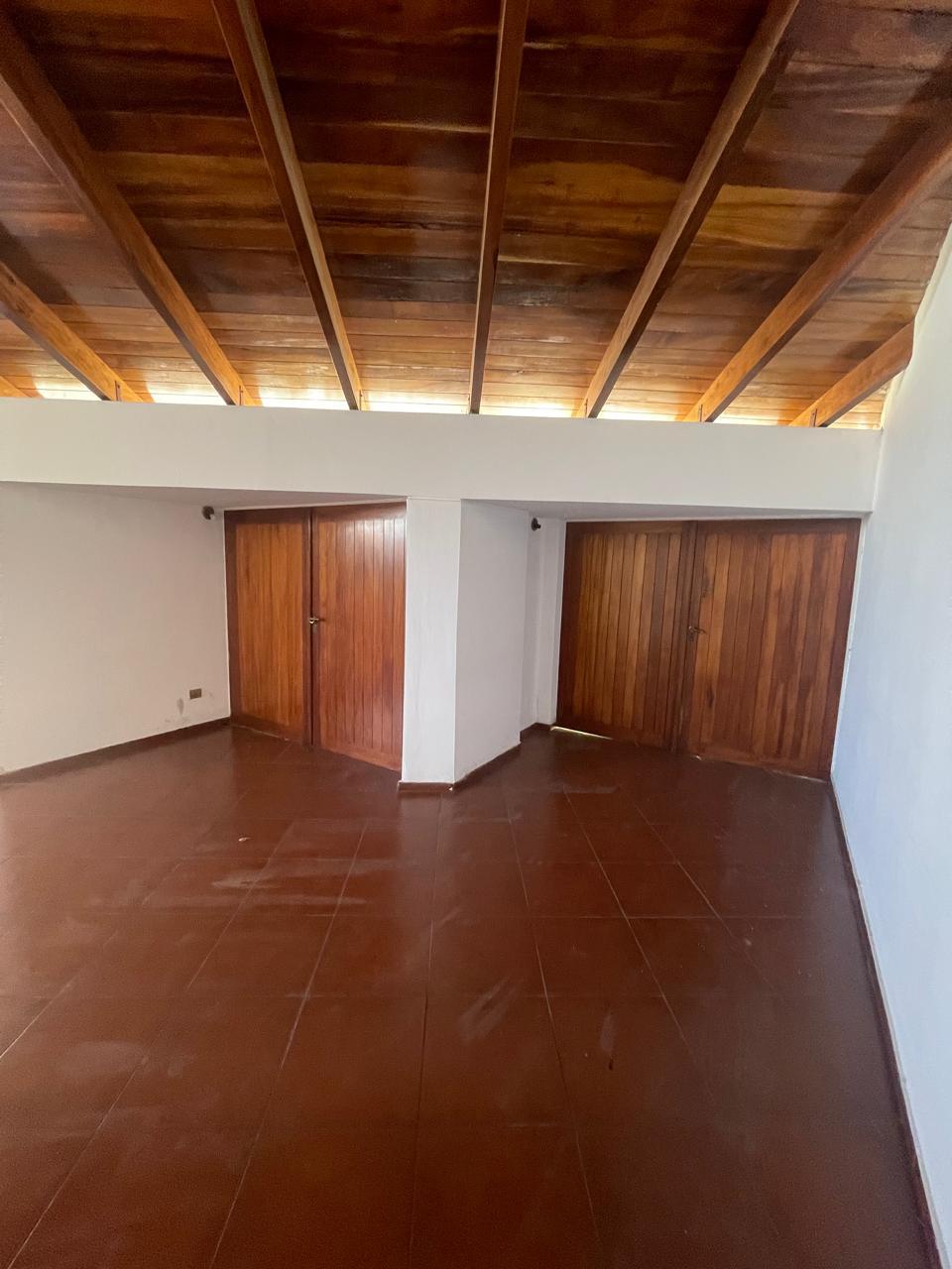 CASA EN ALQUILER - CERRO DE LAS ROSAS - 3 D EN PLANTA BAJA - PARQUE -QUINCHO Y PILETA