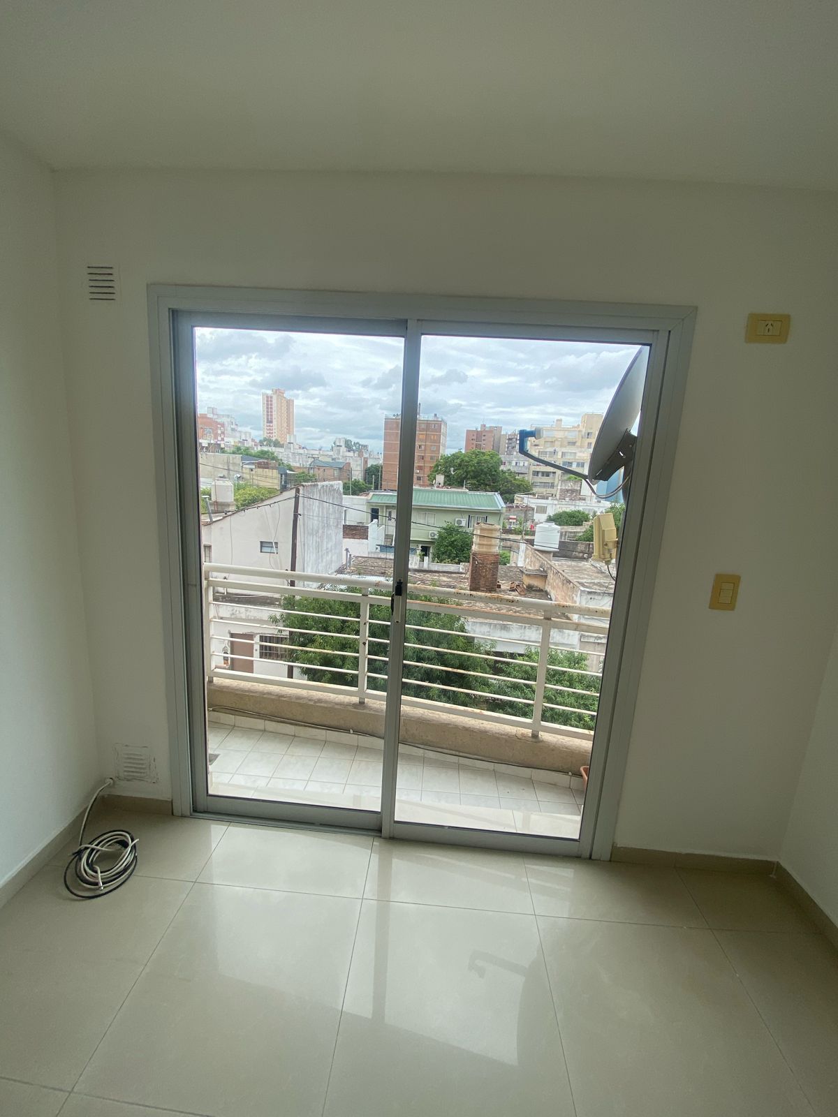 DEPTO EN ALQUILER 1 DORM Y BALCON A UNA CUADRA DE LA DUARTE QUIROS