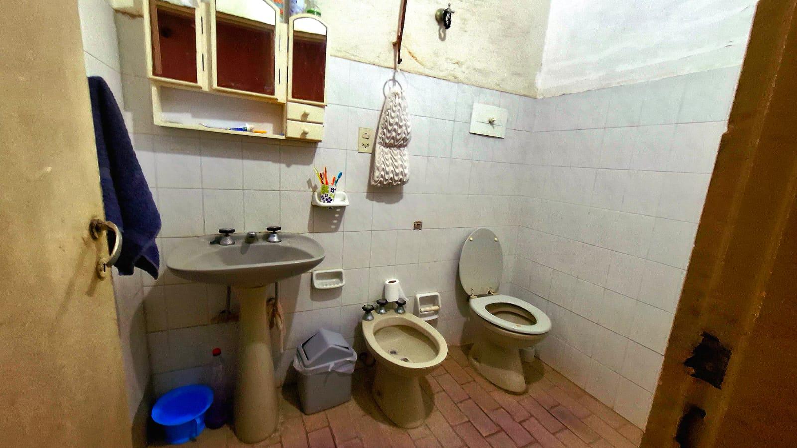 CASA 2 DORM.  LOCAL  ESQUINA C BAÑO - RIO SEGUNDO - CÓRDOBA