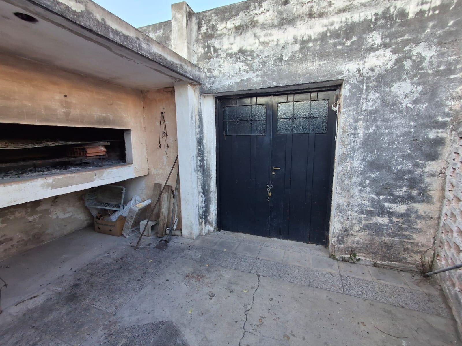 VENTA CASA  AMEGHINO NORTE - 3 DORMITORIOS Y DEPARTAMENTO COCHERA DOBLE