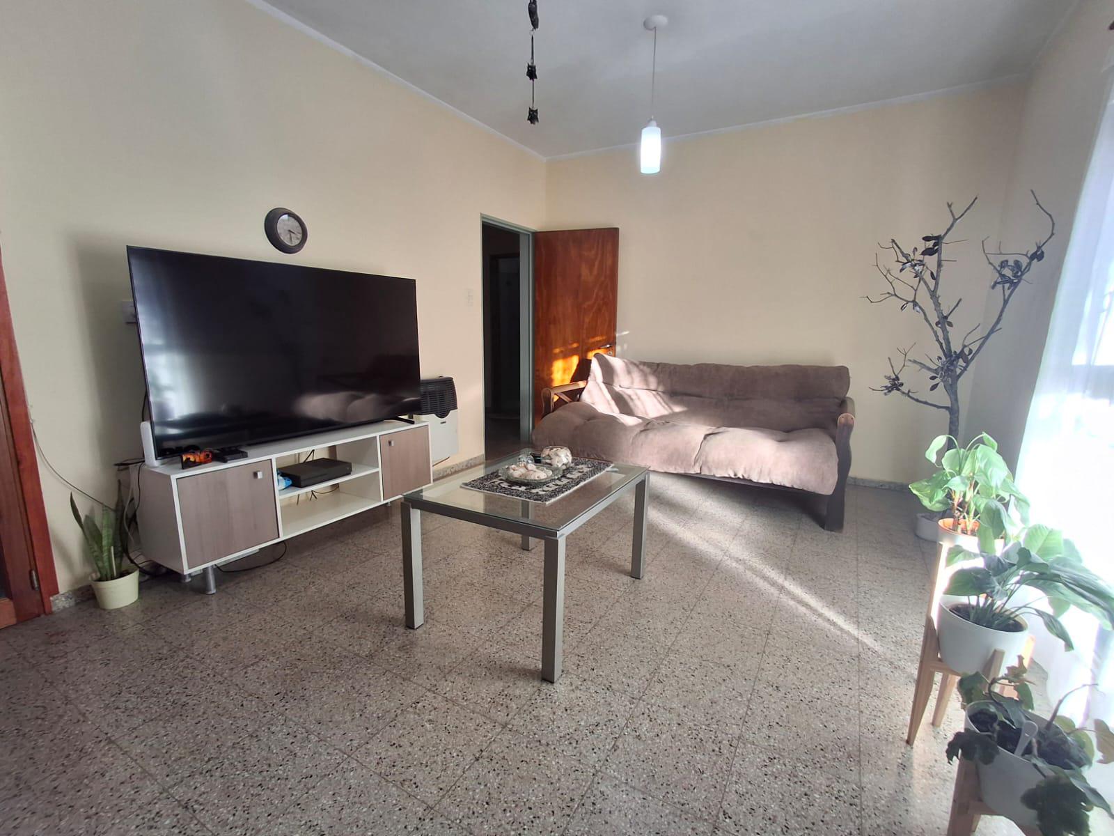 VENTA CASA  AMEGHINO NORTE - 3 DORMITORIOS Y DEPARTAMENTO COCHERA DOBLE