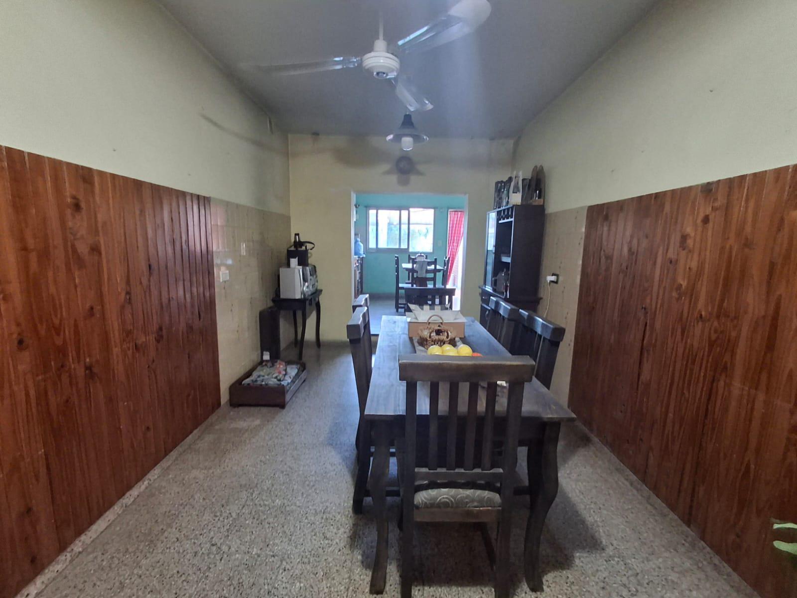 VENTA CASA  AMEGHINO NORTE - 3 DORMITORIOS Y DEPARTAMENTO COCHERA DOBLE