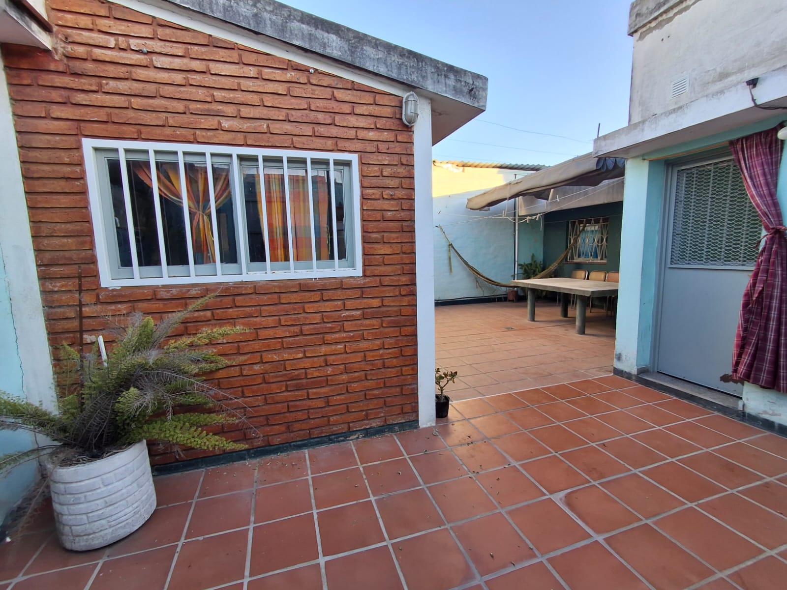 VENTA CASA  AMEGHINO NORTE - 3 DORMITORIOS Y DEPARTAMENTO COCHERA DOBLE