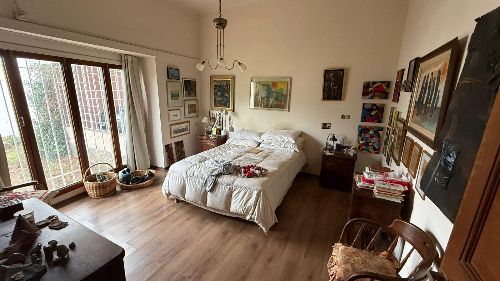 VENTA CASA ESQUINA 5 DORMITORIOS PISCINA EN VILLA CABRERA