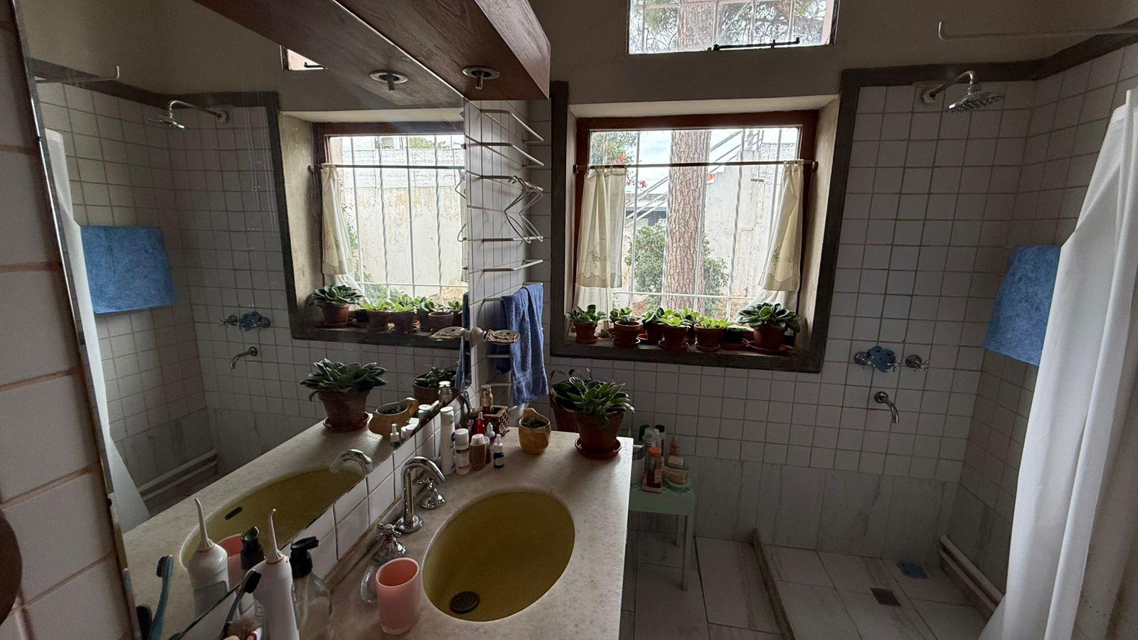 VENTA CASA ESQUINA 5 DORMITORIOS PISCINA EN VILLA CABRERA