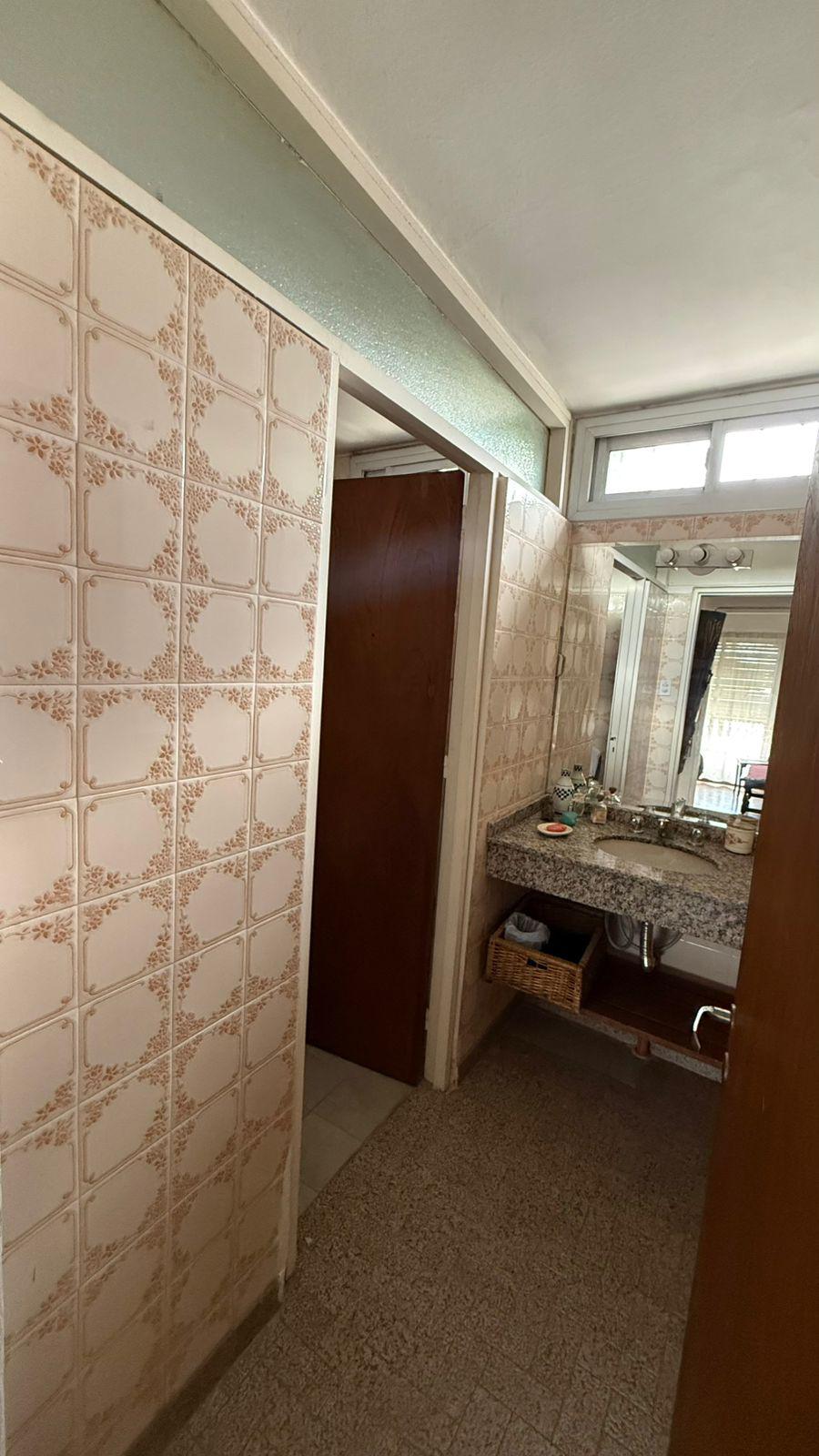 VENTA CASA ESQUINA 5 DORMITORIOS PISCINA EN VILLA CABRERA