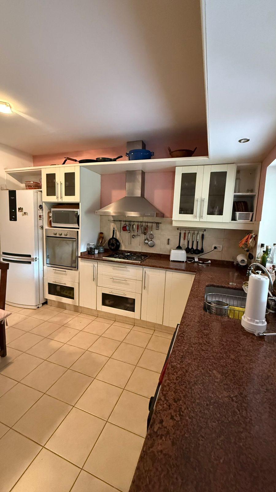 VENTA CASA ESQUINA 5 DORMITORIOS PISCINA EN VILLA CABRERA