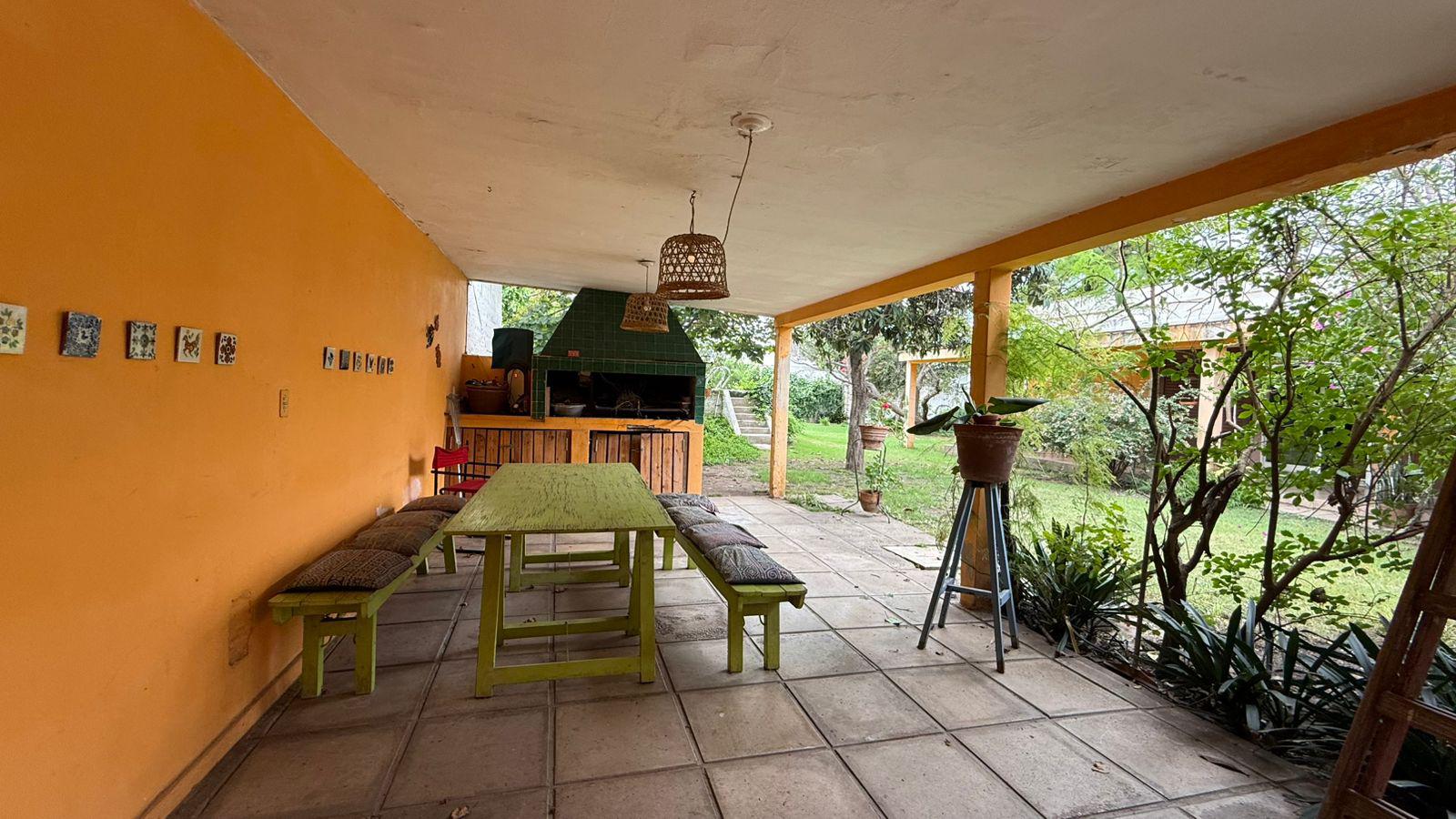 VENTA CASA ESQUINA 5 DORMITORIOS PISCINA EN VILLA CABRERA