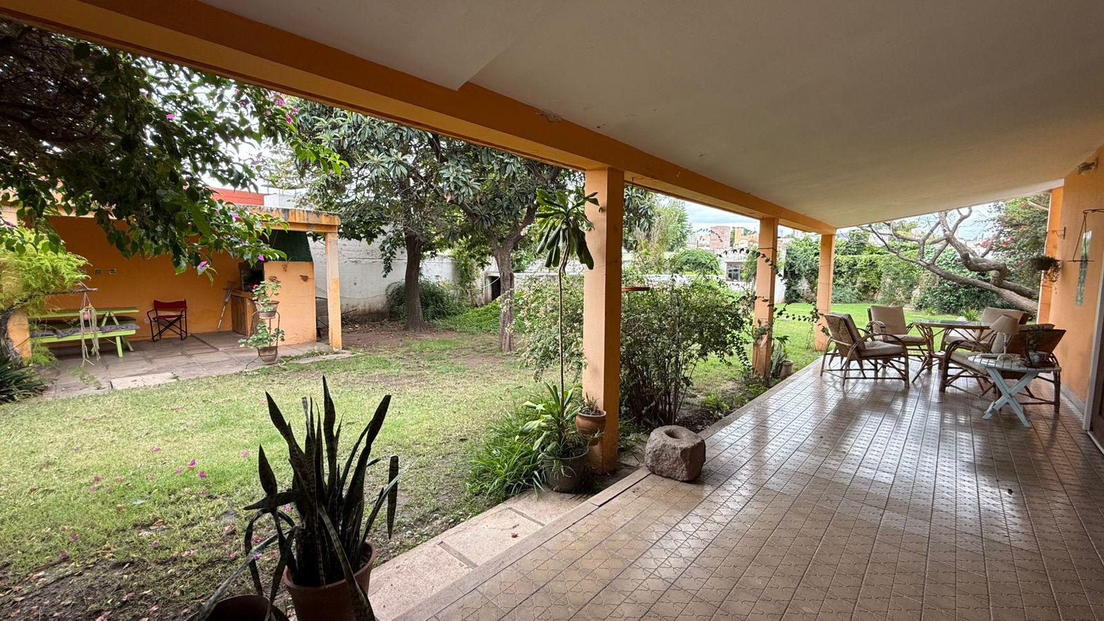 VENTA CASA ESQUINA 5 DORMITORIOS PISCINA EN VILLA CABRERA