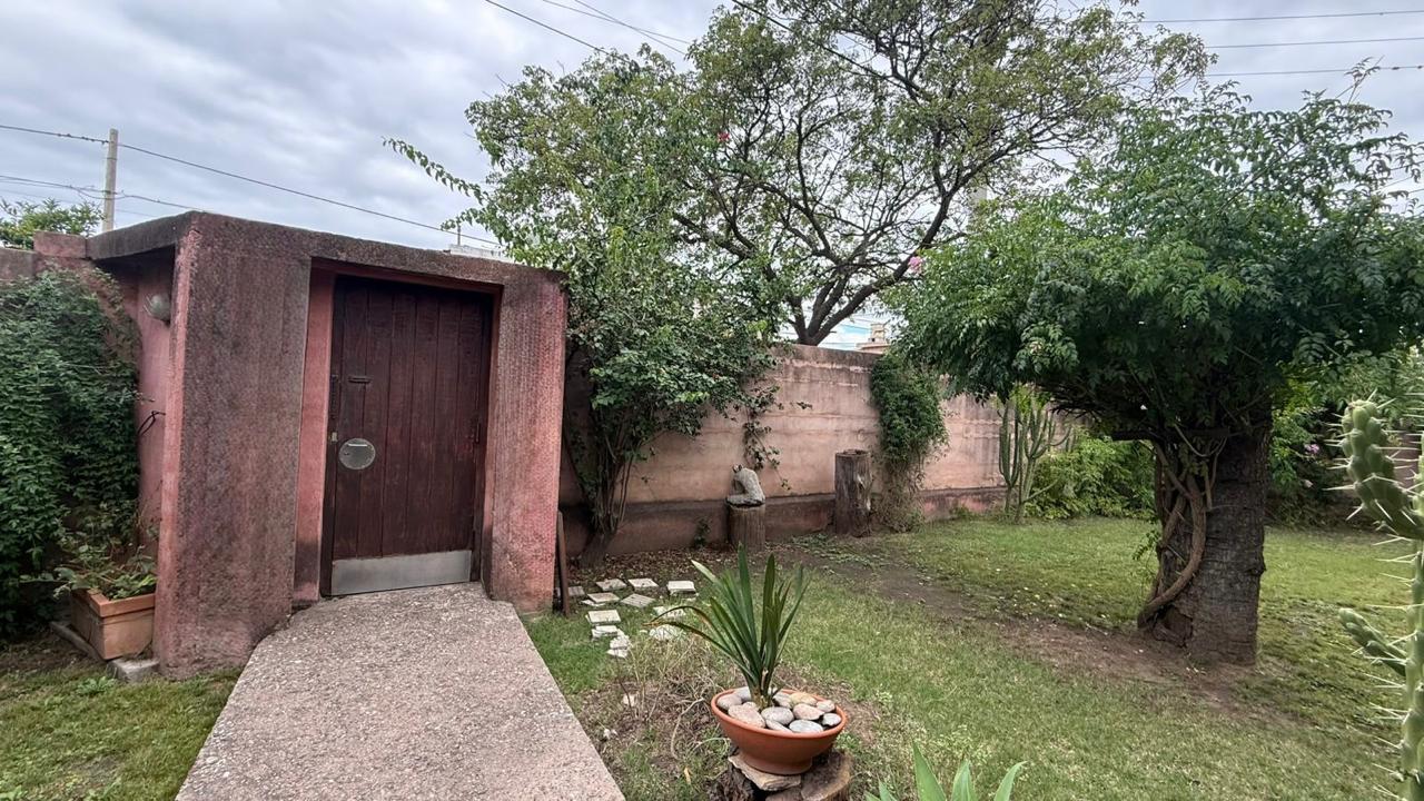 VENTA CASA ESQUINA 5 DORMITORIOS PISCINA EN VILLA CABRERA