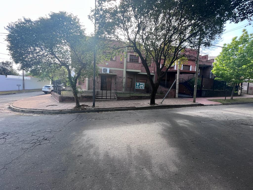 CASA VENTA 2DORMITORIOS LOCAL COMERCIAL PARQUE VELEZ SARSFIELD 290 M2