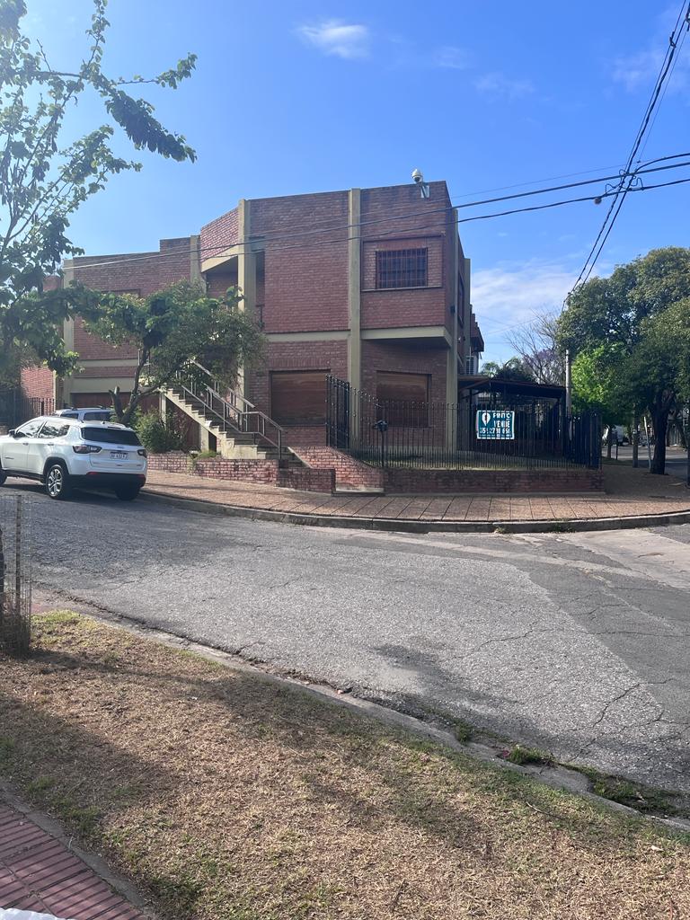 CASA VENTA 2DORMITORIOS LOCAL COMERCIAL PARQUE VELEZ SARSFIELD 290 M2