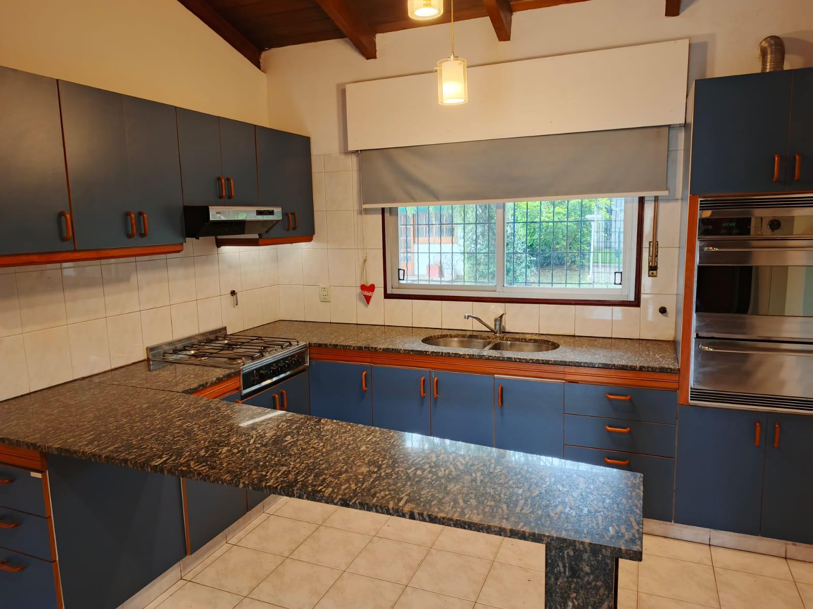 CASA EN ALQUILER GRANJA DE FUNES 3 DORM, PILETA QUINCHO Y GRAN PARQUE