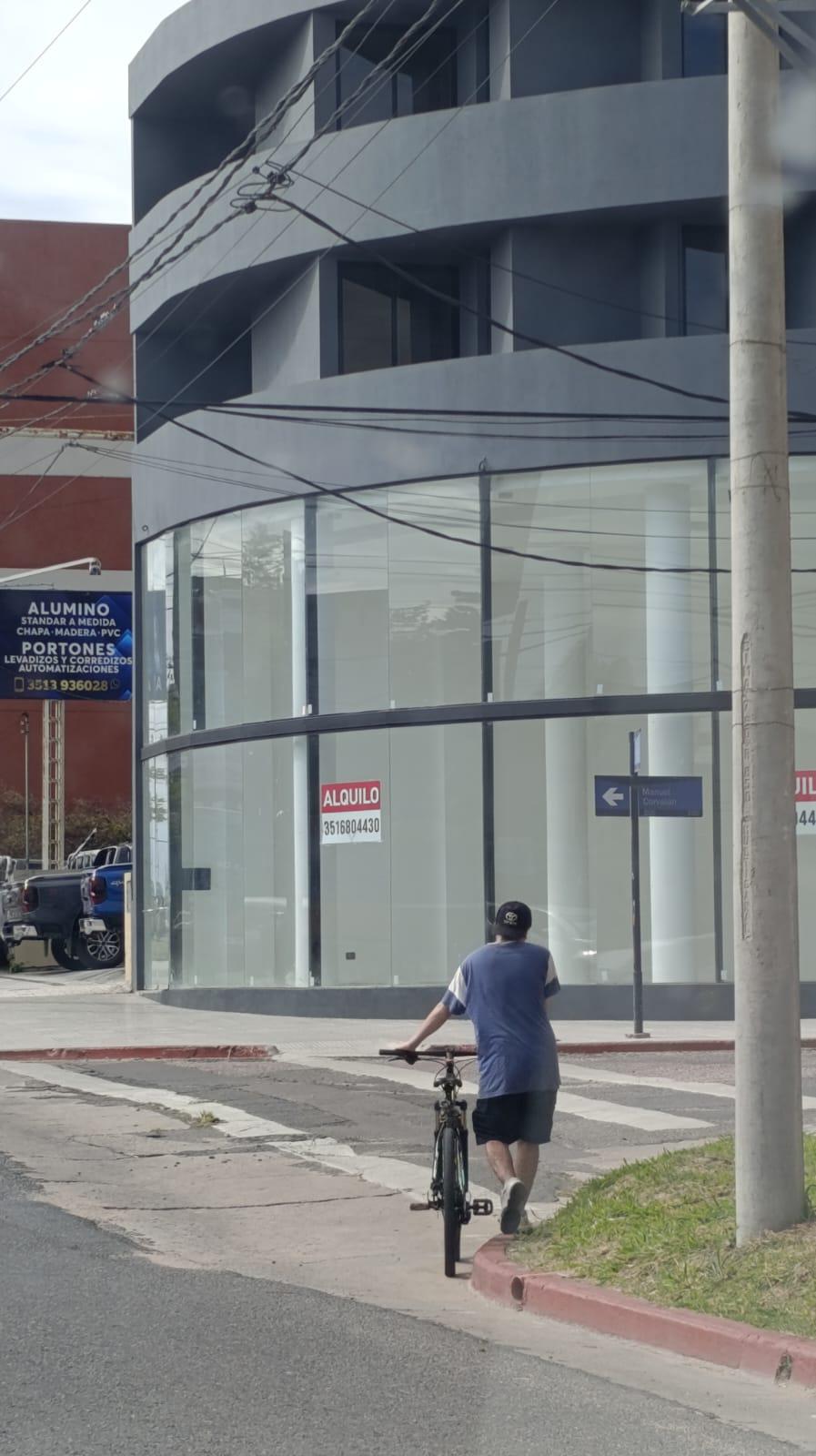 LOCAL VIDRIADO AV COLON 4000 (esquina) 162 m2 $4.000.000.