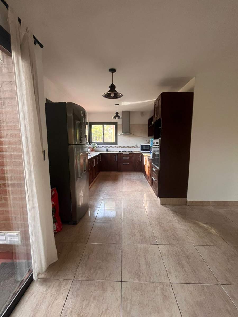 ALQUILER CASA EN COUNTRY CAUSANA - ESPACIOS AMPLIOS, PILETA Y QUINCHO