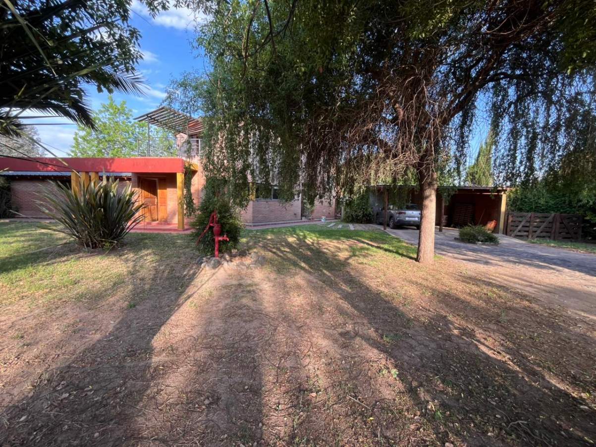 ALQUILER CASA EN COUNTRY CAUSANA - ESPACIOS AMPLIOS, PILETA Y QUINCHO