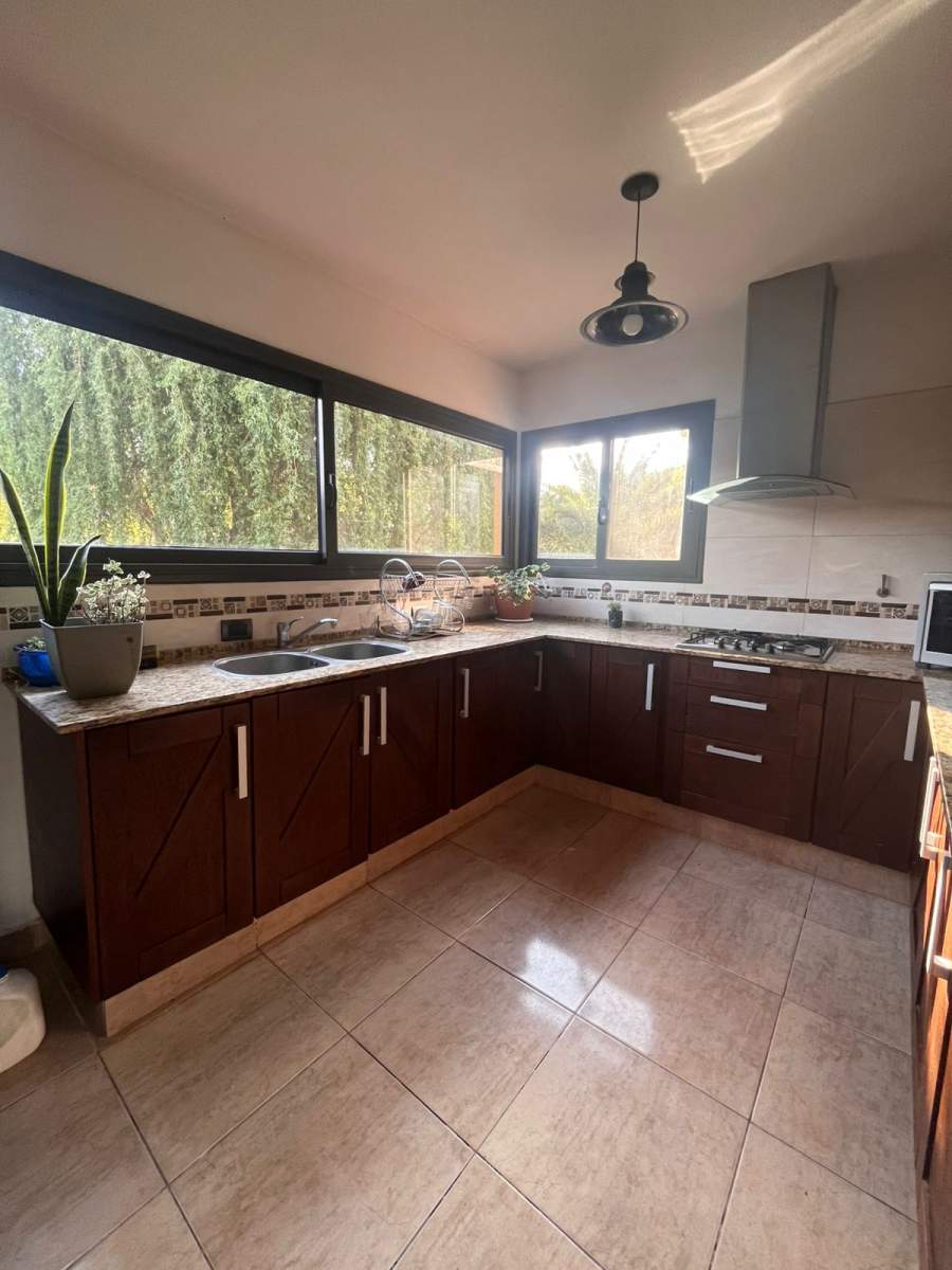 ALQUILER CASA EN COUNTRY CAUSANA - ESPACIOS AMPLIOS, PILETA Y QUINCHO