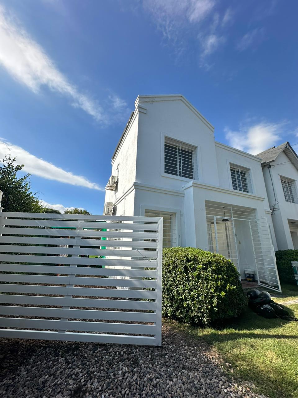 ALQUILER DUPLEX tres dormitorios Arguello Housing