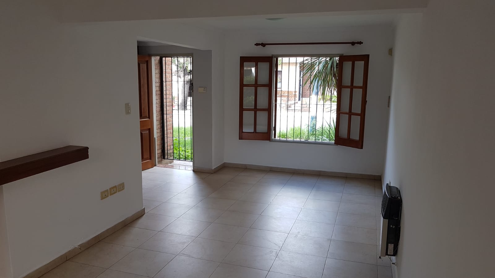 ZONA SUR. SAN FERNANDO. DUPLEX TRES DORMITORIOS. COCHERA PATIO. $1.350.000.-